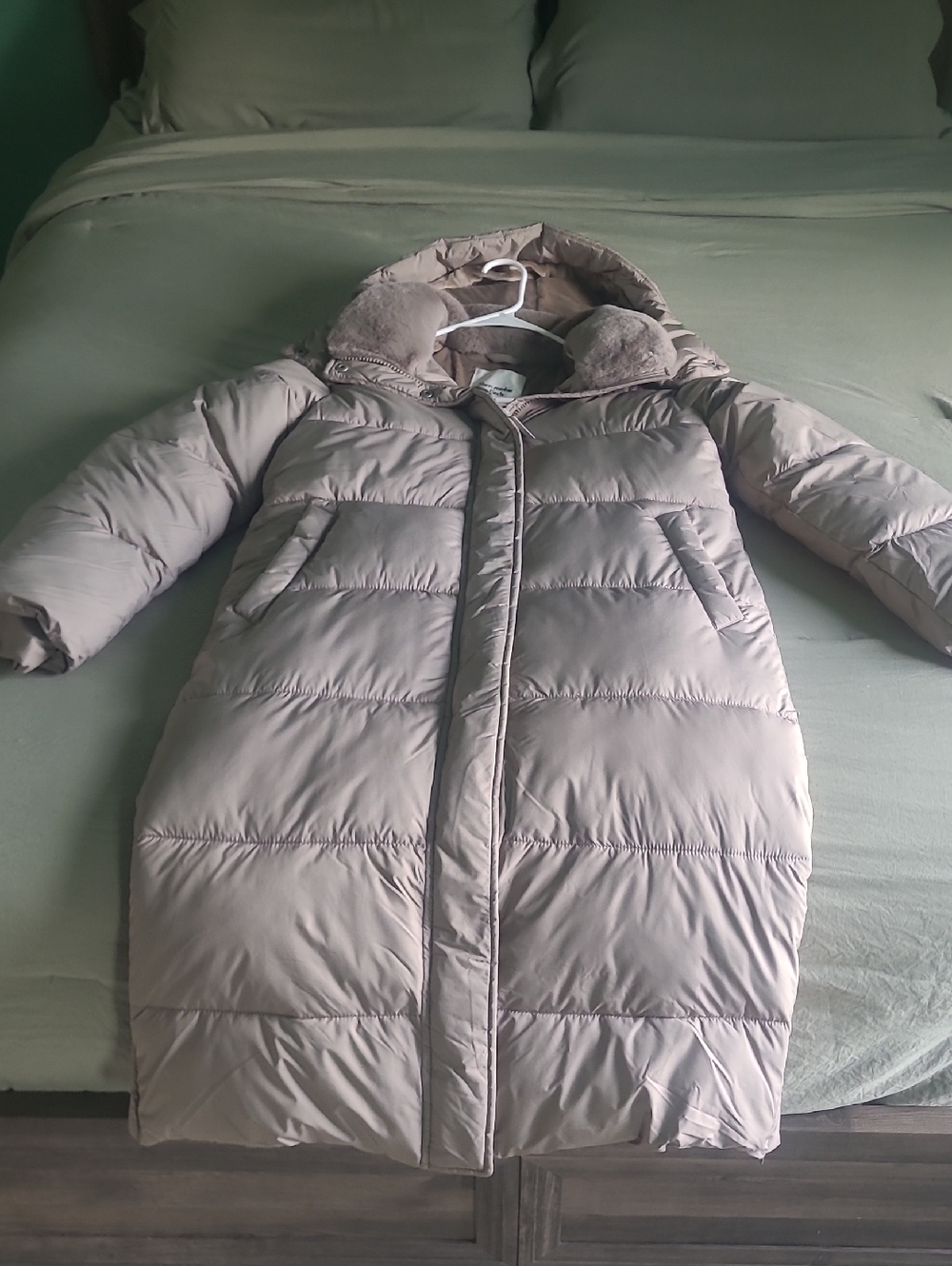 Abercrombie & Fitch Beige Quilted Puffer Jacket with Faux Fur Trim
